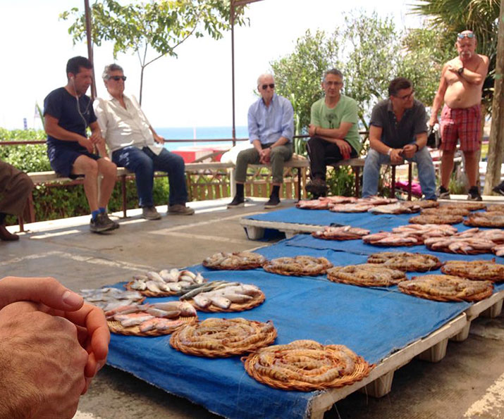 yok Montgat singing fish auction